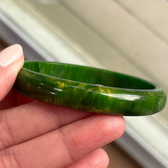 Vintage 1960’s Spinach Green marbled Bakelite Bangle Bracelet